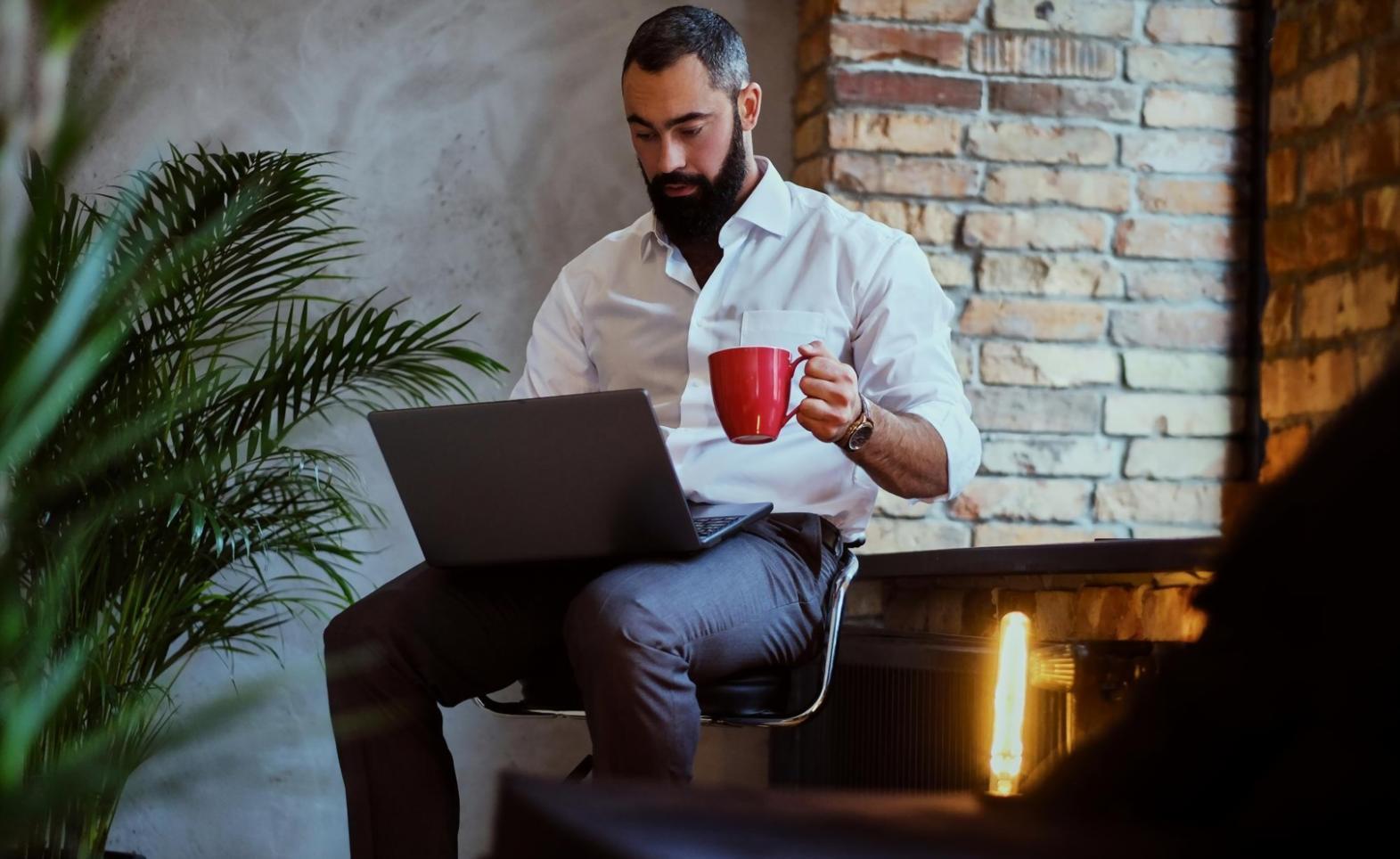 Estudiantes trabajando en estrategia de posicionamiento web